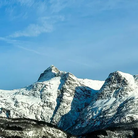 By The Fjord And Mountains Homestay szállás