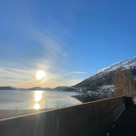 By The Fjord And Mountains Bogen